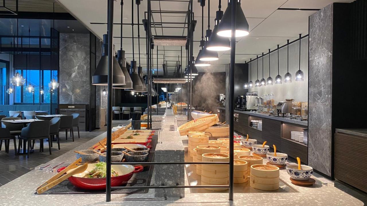 Lakeshore Hotel Hualien Taroko Shunan Esterno foto The buffet at the restaurant