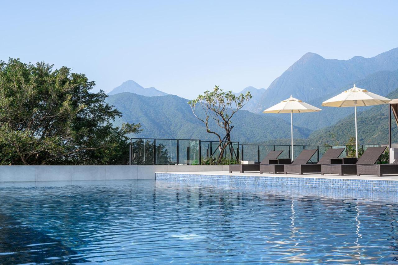 Lakeshore Hotel Hualien Taroko Shunan Esterno foto The swimming pool at the hotel