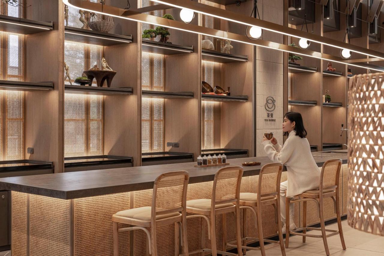 Lakeshore Hotel Hualien Taroko Shunan Esterno foto The interior of a Starbucks Reserve store in Shanghai, China