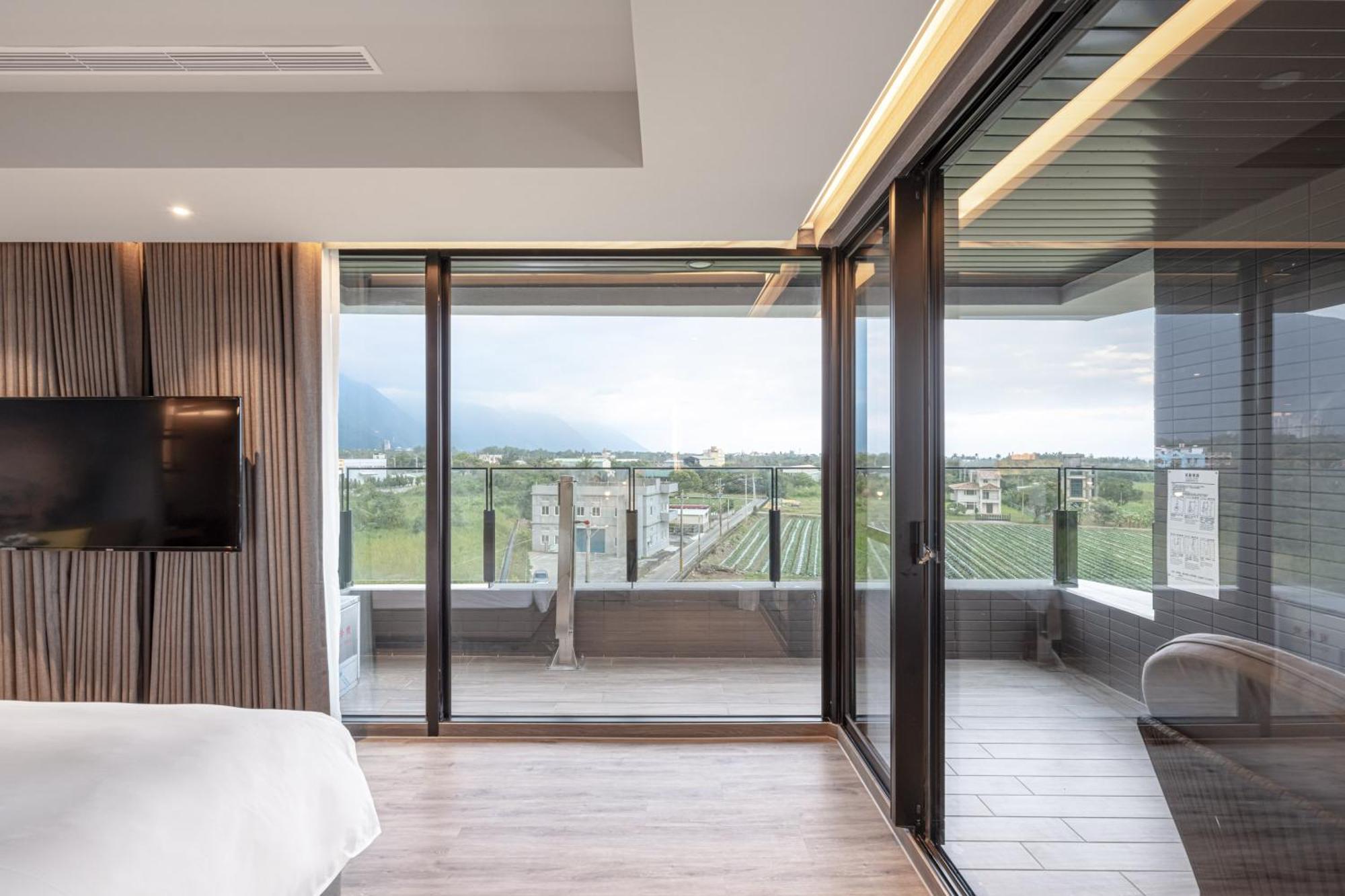 Lakeshore Hotel Hualien Taroko Shunan Camera foto A sliding door