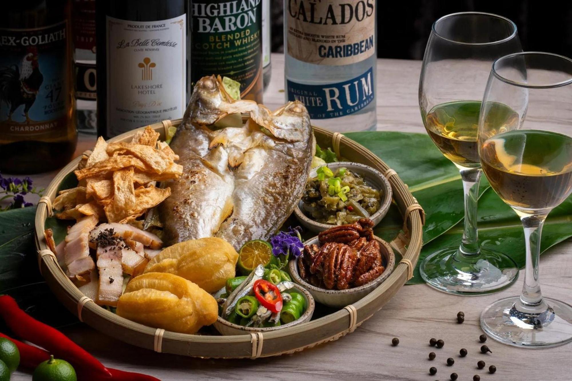 Lakeshore Hotel Hualien Taroko Shunan Esterno foto A whole pompano served with a selection of condiments